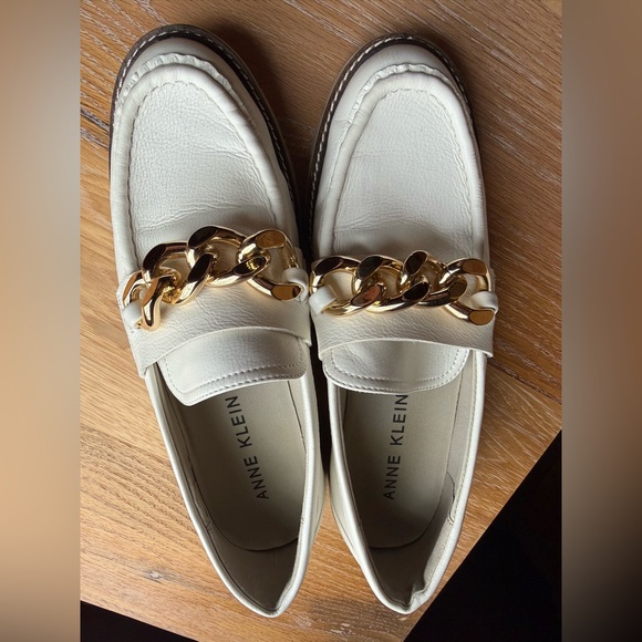 Anne Klein Women's White Leather Loafers with Gold Chain Accent. EUC. Size 9. - Picture 2 of 5
